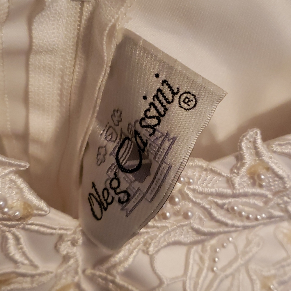 HOST PICK. Oleg Cassini Cap Sleeve Wedding Gown Size 4 - Picture 14 of 15
